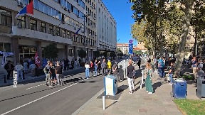 Aktivisti ispred Skupštine